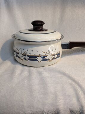 White Country Goose Pattern Enamel Saucepan with Lid